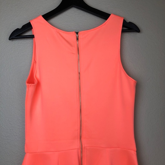 Sleeveless Romper in Large NWT - Picture 5 of 6